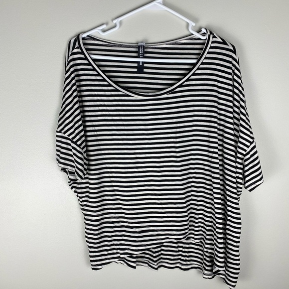 Design Lab Lord & Taylor Striped Asymmetrical Black and White Short Sleeve - Picture 1 of 4